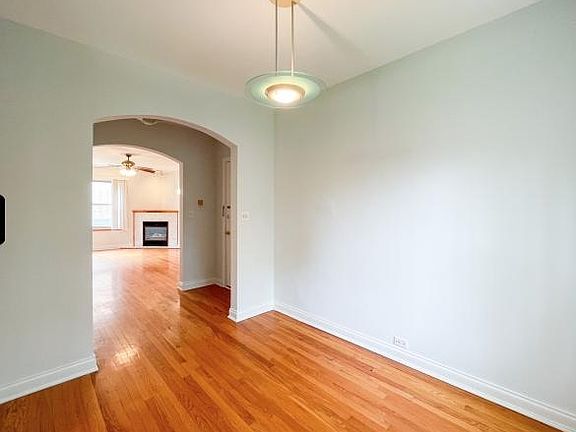 3rd image of 4933 N Wolcott Ave APT 1B