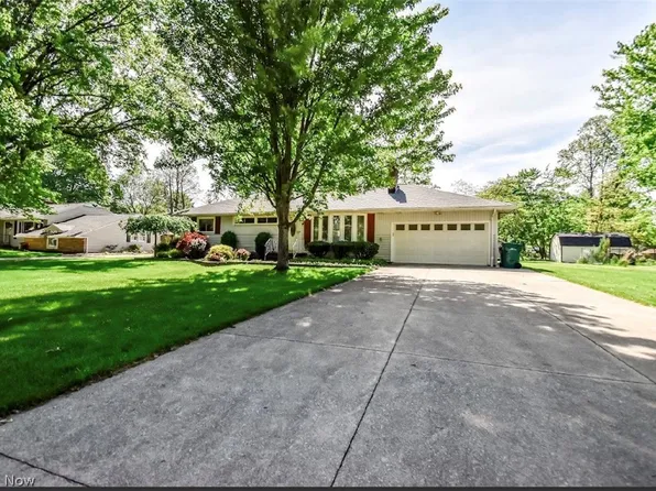 6680 Glenella Dr, Seven Hills, OH 44131