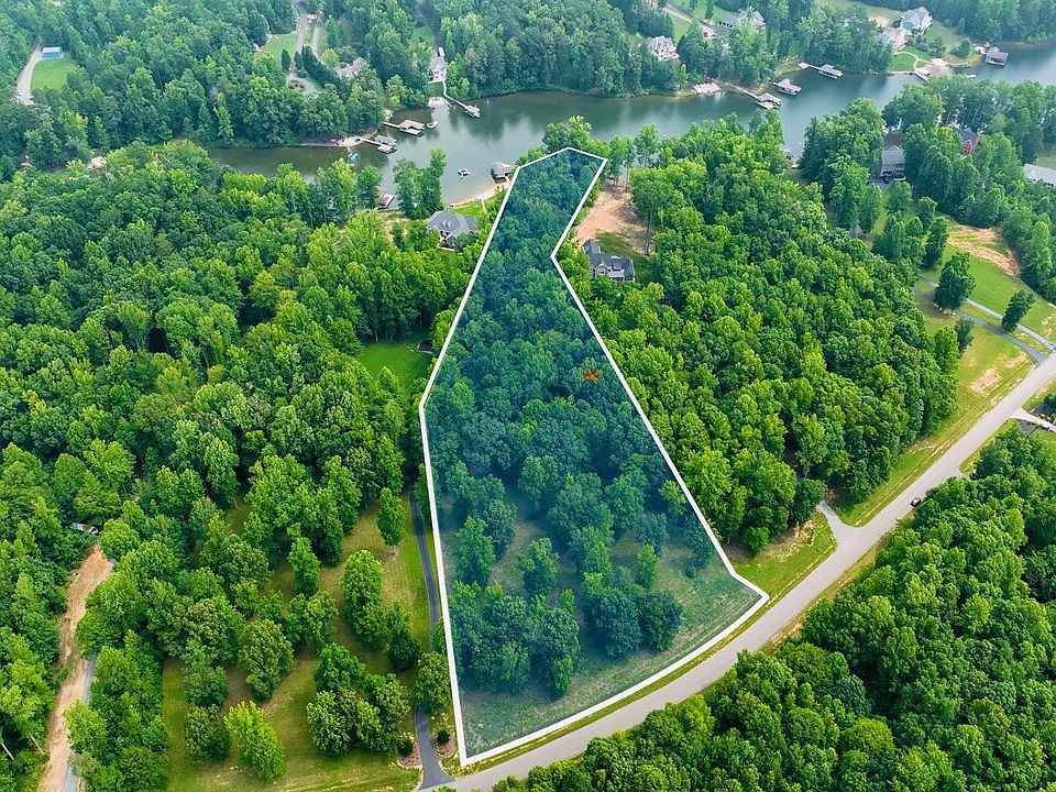 1st image of 371 Lake Forest Dr