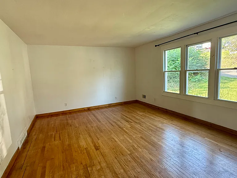 1304-1306 Carrie Ave — Photo 3