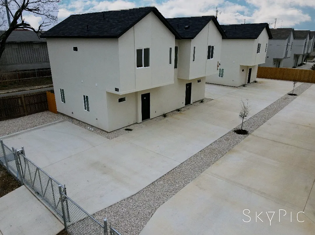 3 bed, 2.5 bath, 1100 sqft, $1,350 — Photo 3