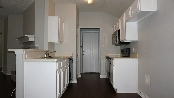 2425 Kelton St — Photo 5