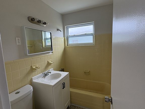 3rd image of 21082 Glendale Ave