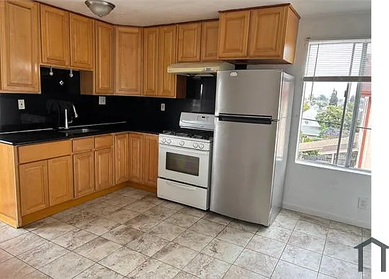 3 bed, 1200 sqft, $3,195 — Photo 3