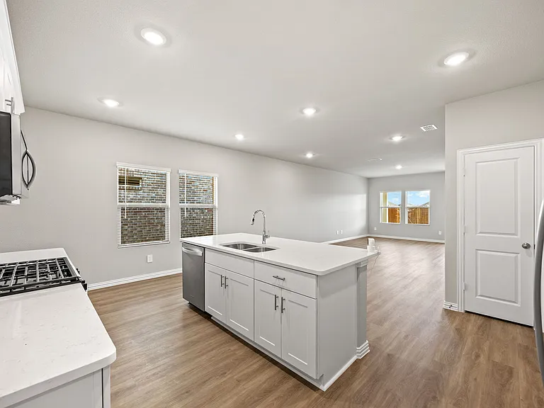 607 Clover Creek Dr — Photo 5