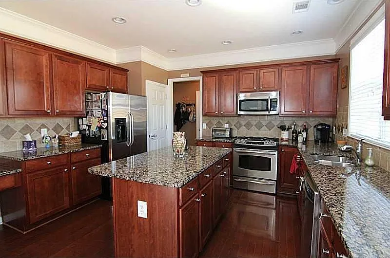 4 bed, 3.0 bath, 2251 sqft, $2,600 — Photo 2