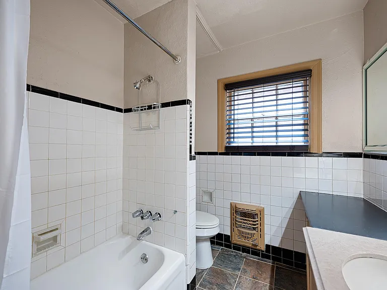 1806 Banks St #1 — Photo 15