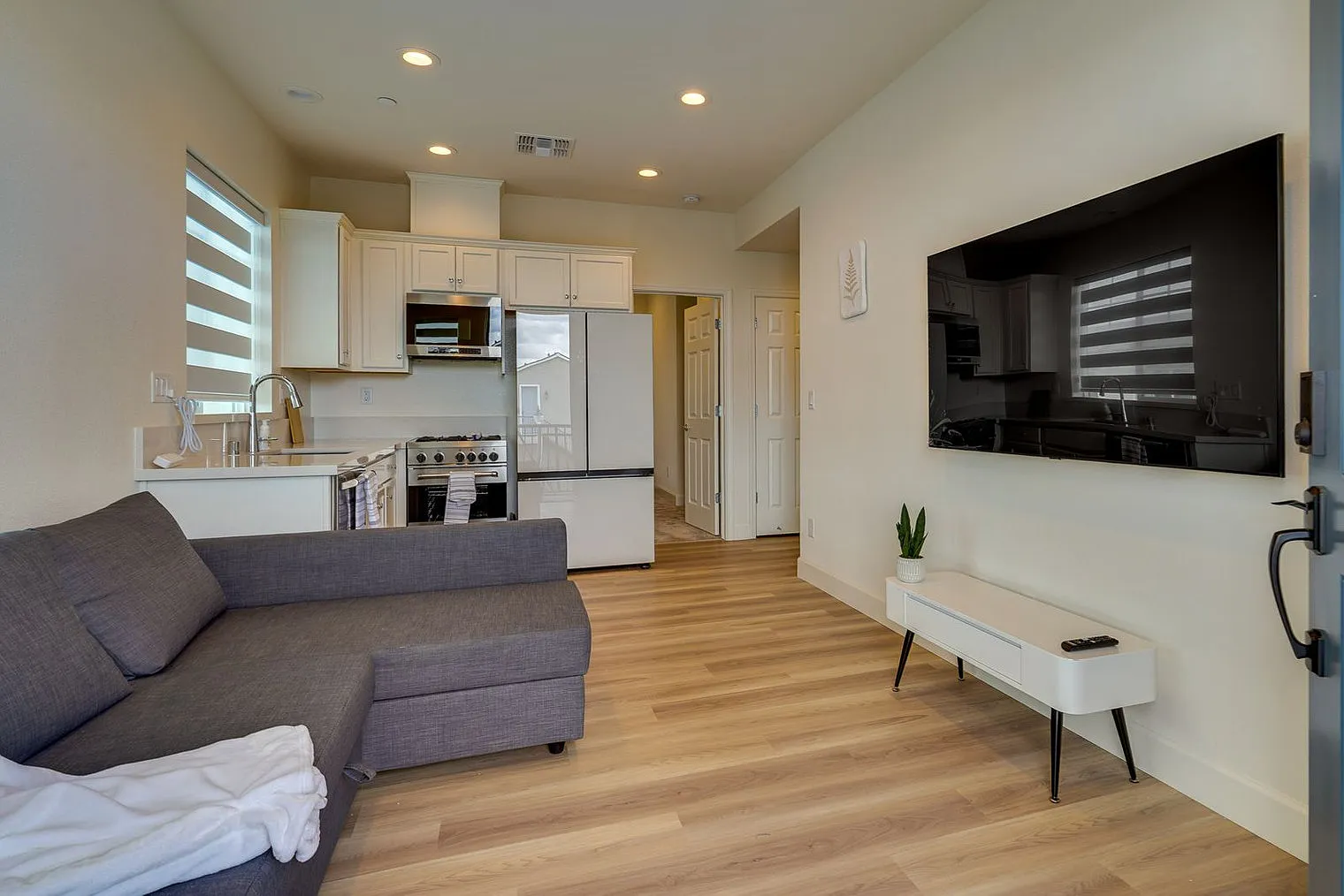 2 bed, 2.0 bath, 699 sqft, $4,096 — Photo 1