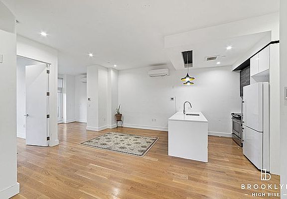 4th image of 530 Midwood St APT 3D