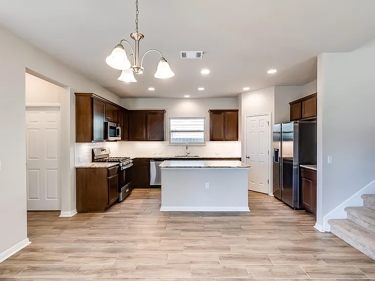 821 Falkland Trce — Photo 4