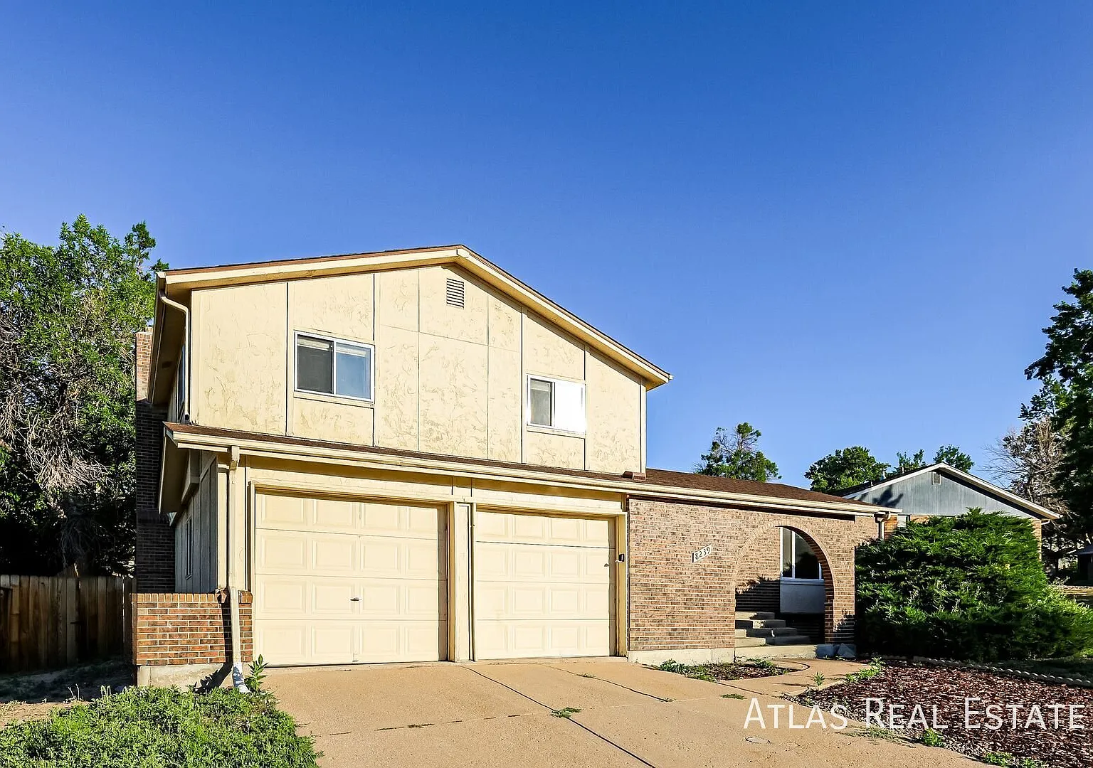 Beautiful 3 Bedroom 3 Bath home located in Arvada featuring a finished basement! — Photo 2