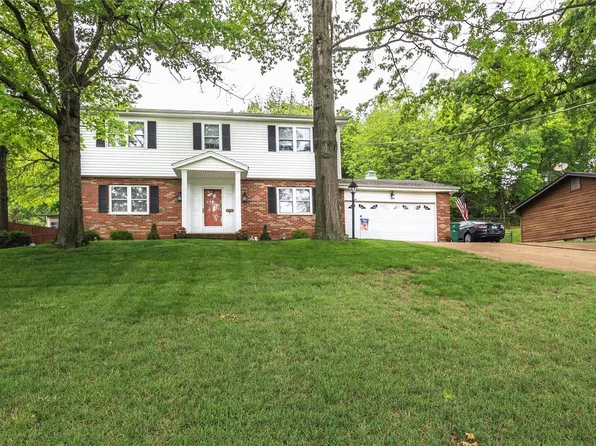 71 W Lakewood Dr, Fenton, MO 63026