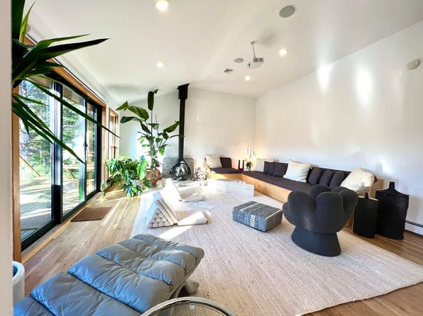 https://photos.zillowstatic.com/fp/39a5c30e0b3b970ad82ca5142caea0d4-p_e.webp