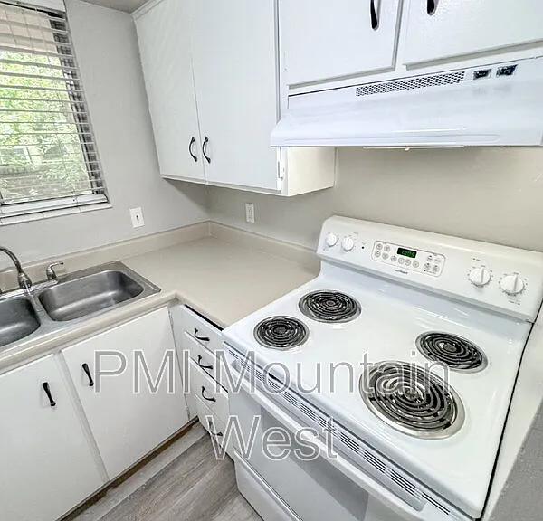 528 S 1100 E #4 — Photo 6
