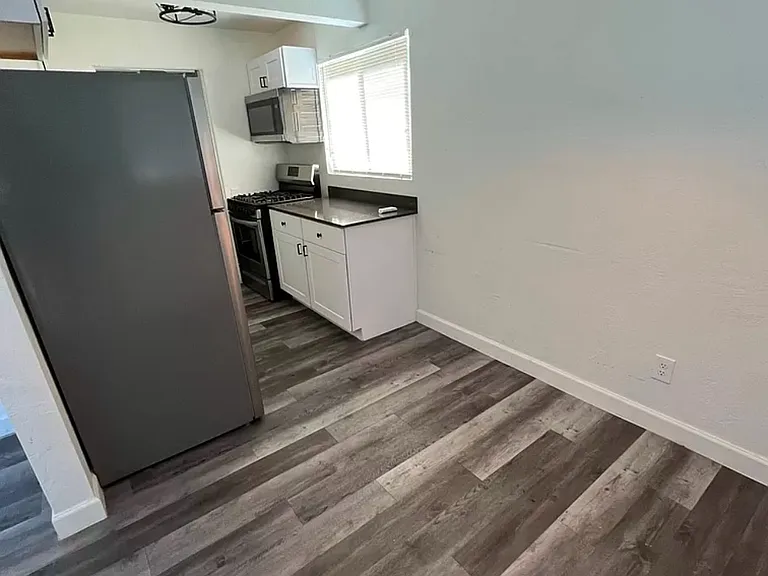 1406 E Jefferson St — Photo 2