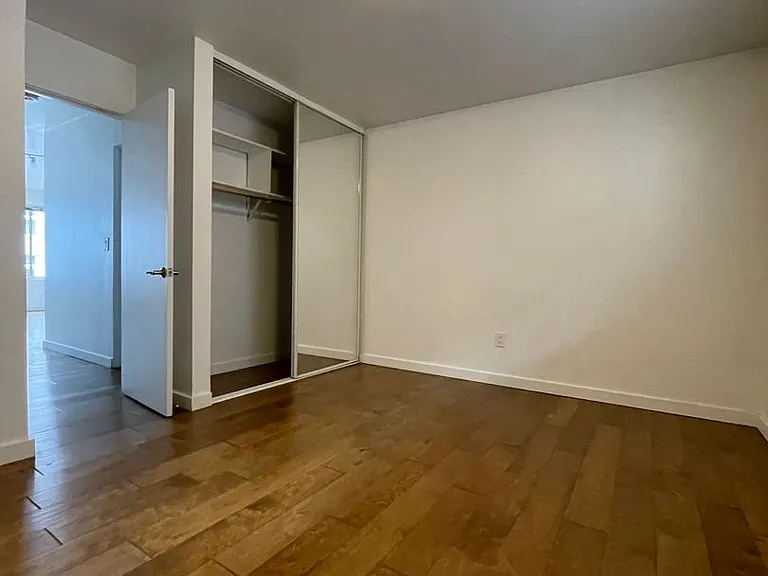 Bellevue Manor Apartments — Photo 11
