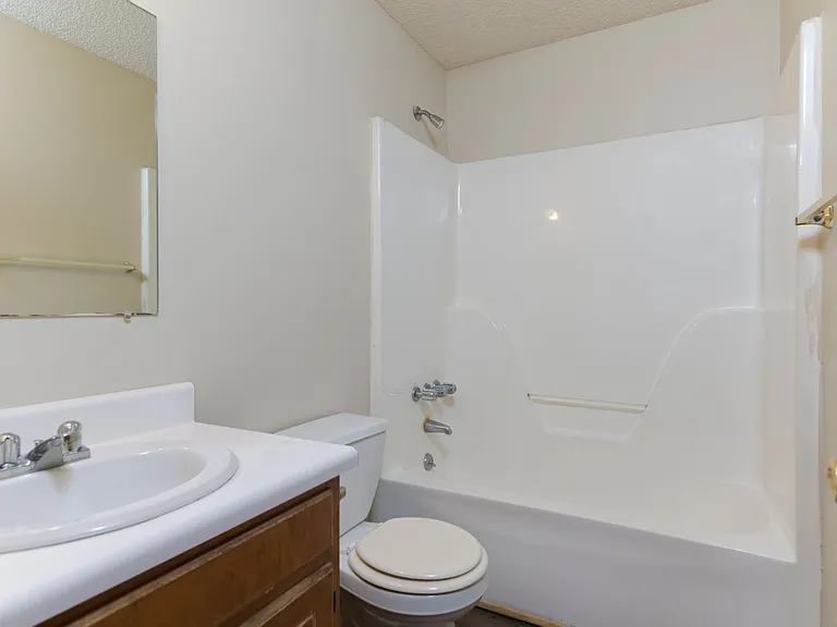 122 Hazelwood Ct — Photo 23