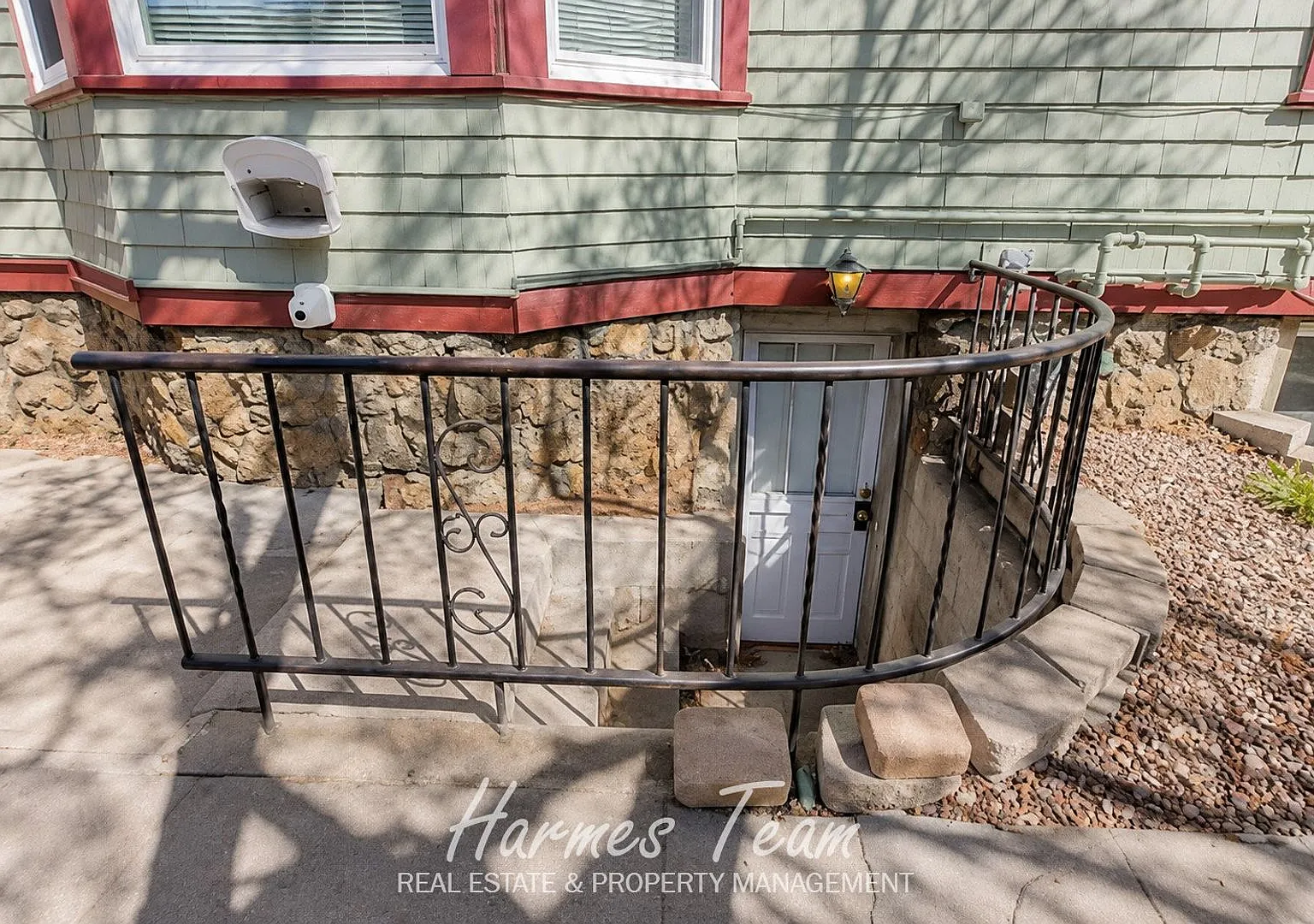 Spacious Basement Apartment with Private Entrance, Full Kitchen & In-Unit Laundry — Photo 2