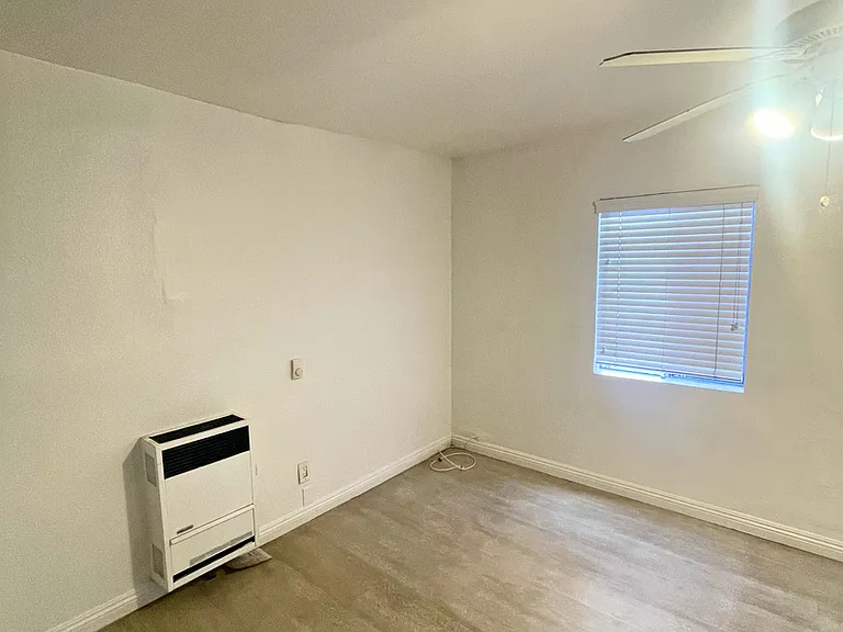 1377 Warren Ave — Photo 13
