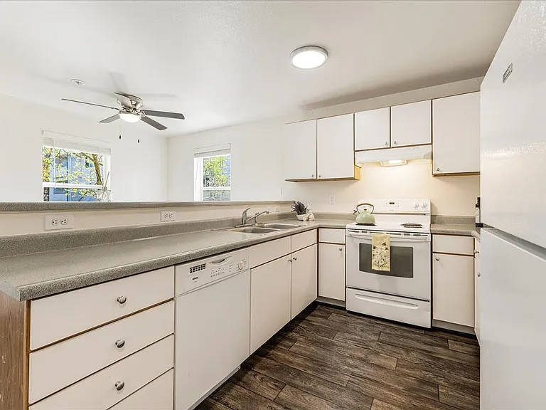 Foster Plaza Apartments — Photo 5