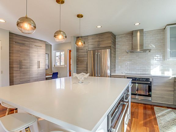 4th image of 712 NE Grandview Blvd