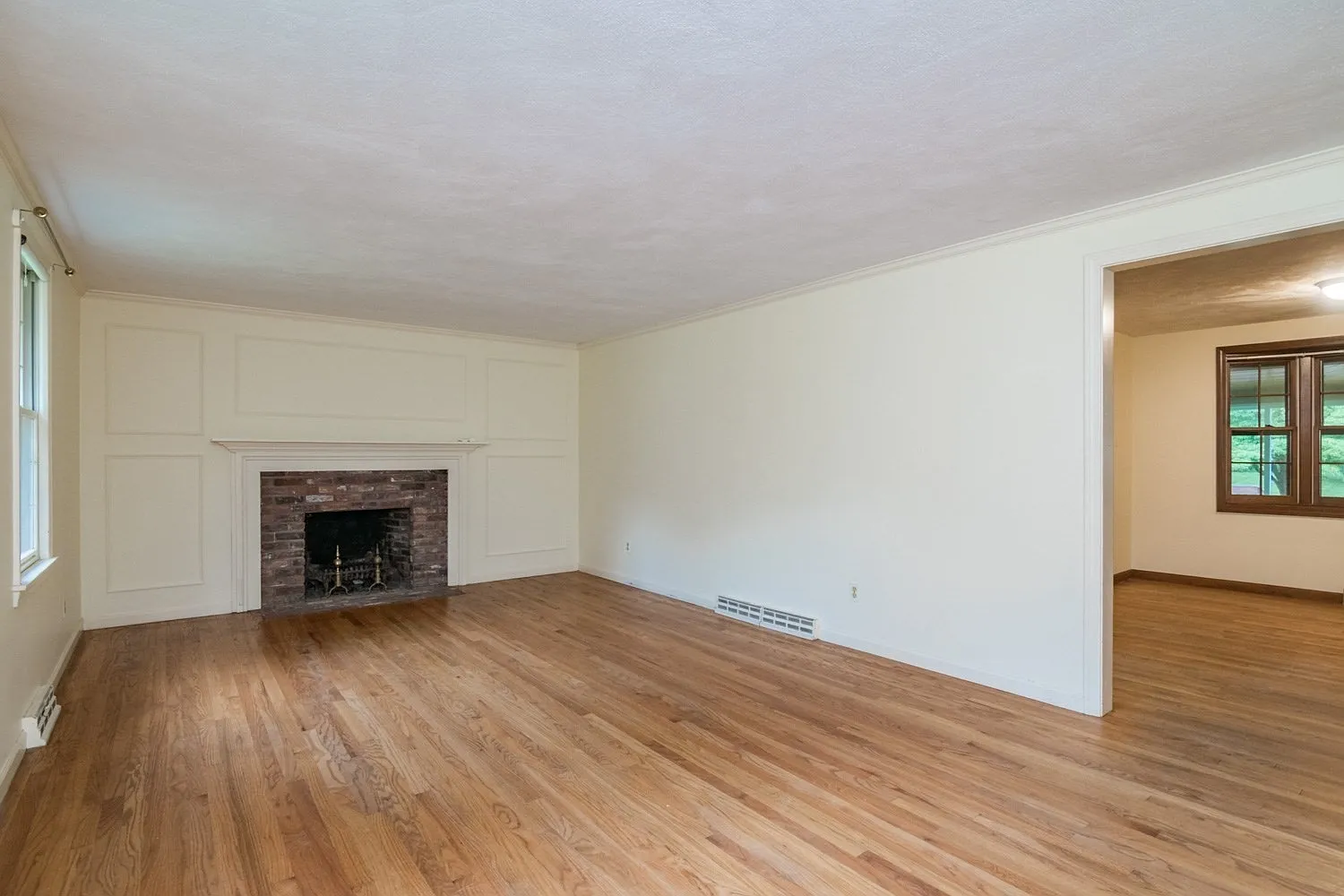 6 bed, 2.5 bath, 2355 sqft, $3,000 — Photo 3