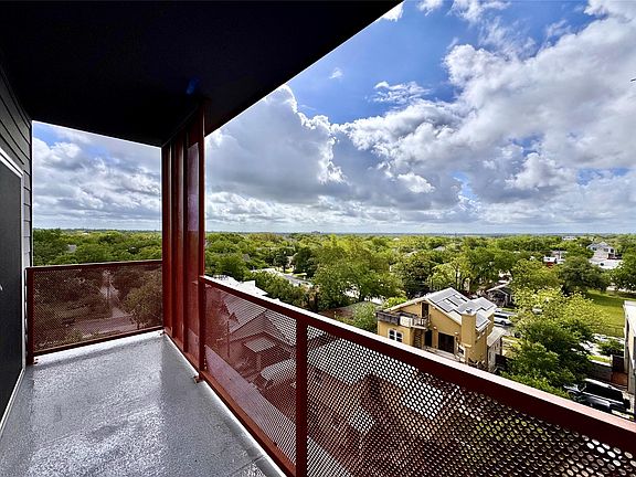 3rd image of 1309 Chicon St #507
