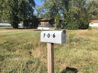 706 High St, Eldorado, IL 62930