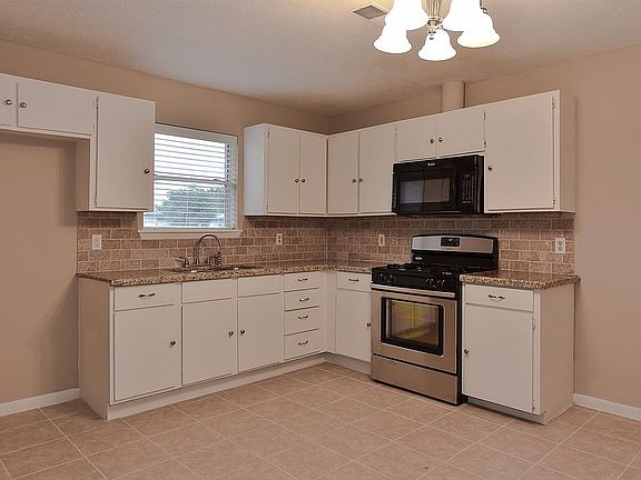 3rd image of 808 Avenue B