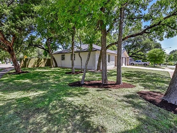 4th image of 3602 Oak Creek Dr