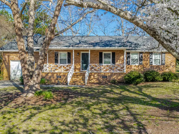 701 Robeson Avenue, Lake Waccamaw, NC 28450