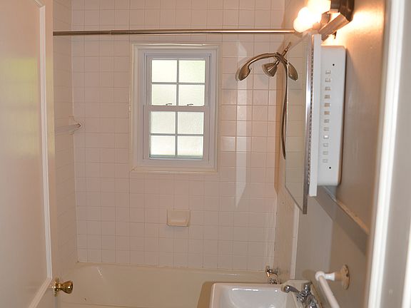 3rd image of 209 Durst Ave E
