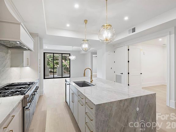 4th image of 409 Queens Rd #101