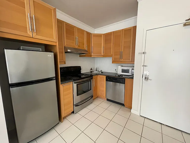 2650 Broadway #216 — Photo 4