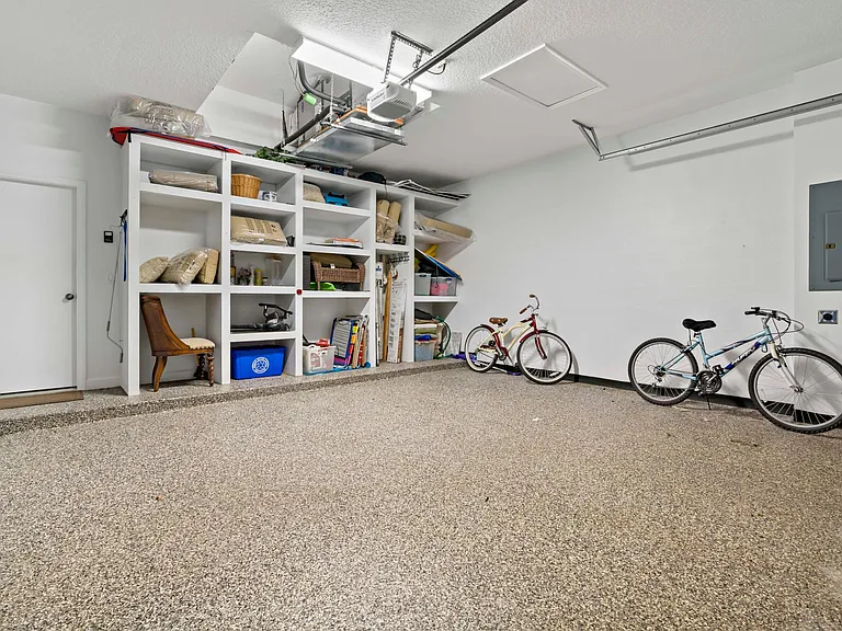 2140 N Maiden Ln — Photo 32