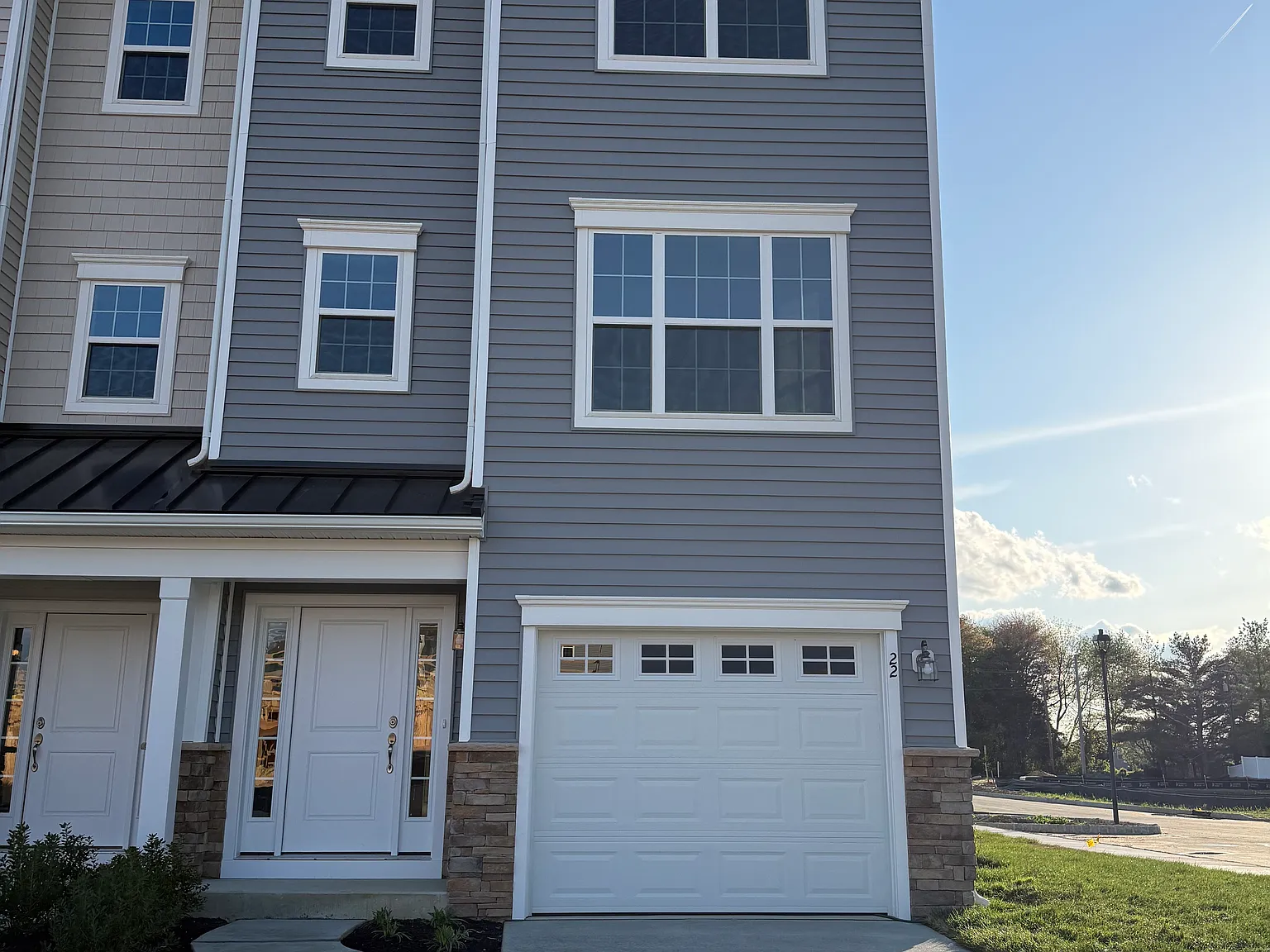3 bed, 1932 sqft, $3,300 — Photo 1