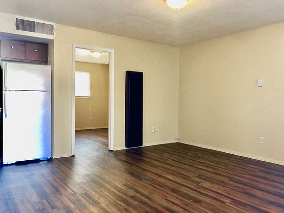 4th image of 300 La Veta Dr NE APT 3