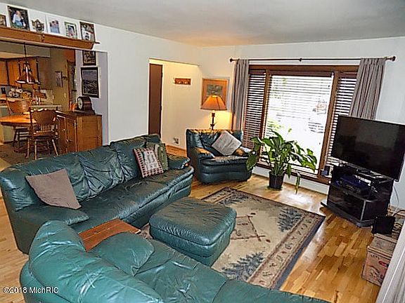 3rd image of 703 Plasman Ave