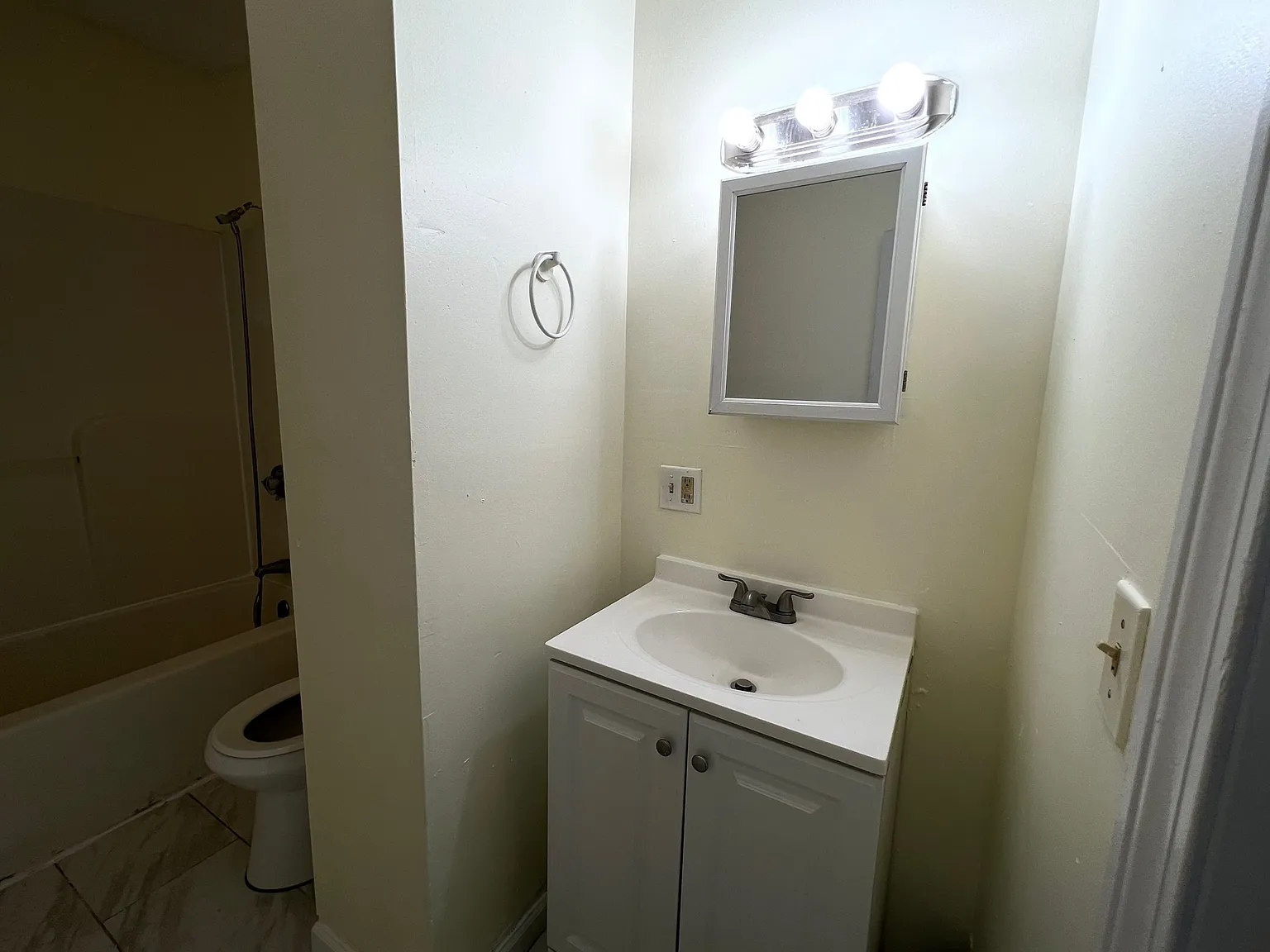 99 Lounsbury Ave - 1 — Photo 4