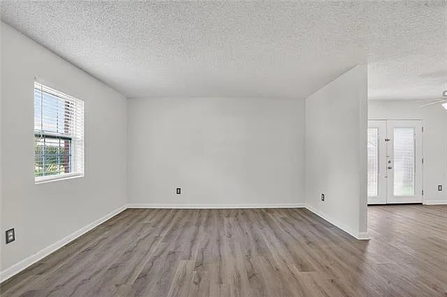 3 bed, 1.5 bath, 1325 sqft, $1,700 — Photo 2