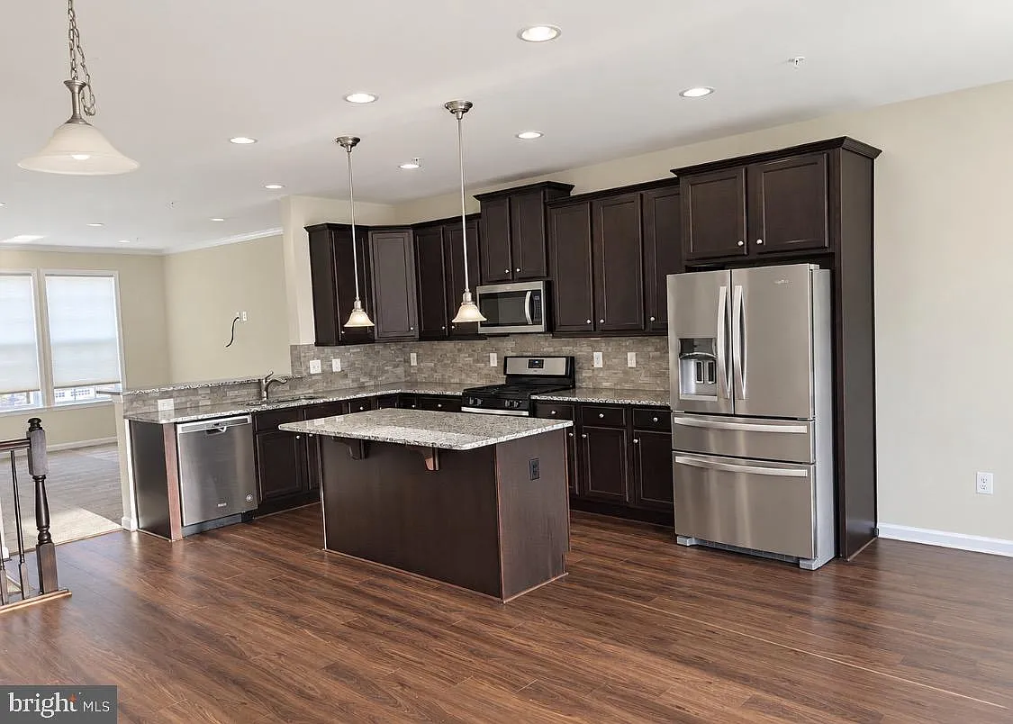 3 bed, 2.5 bath, 2400 sqft, $3,200 — Photo 2