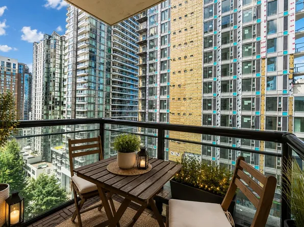 1295 Richards St #1408, Vancouver, BC V6B 1B7