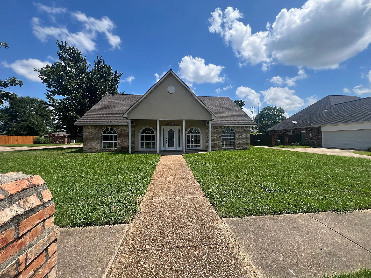 4 bed, 2585 sqft, $2,400 — Photo 2