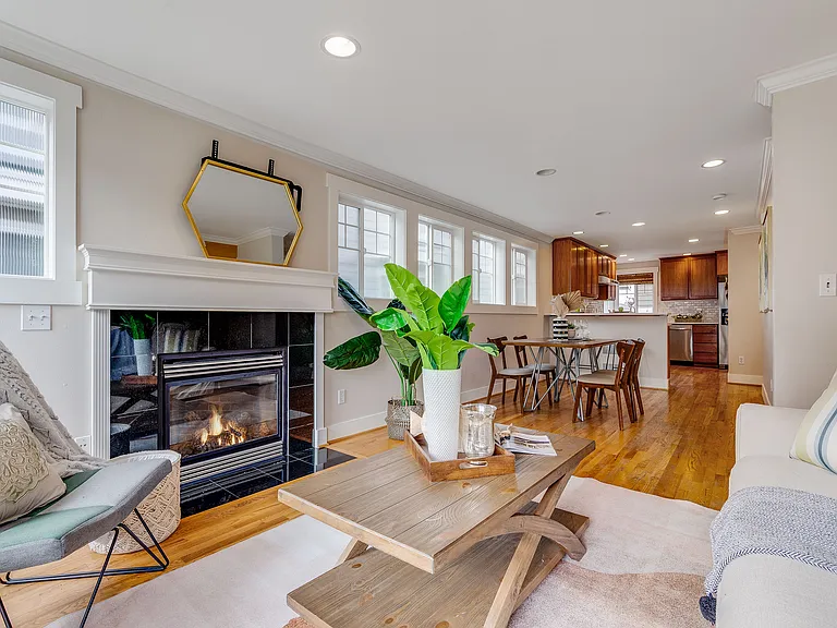 1022B Taylor Ave N — Photo 9