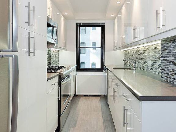 3rd image of 330 W 58th St APT 11B