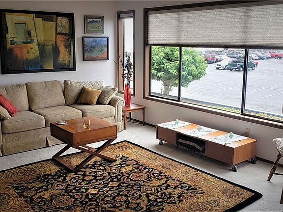 Spacious living room