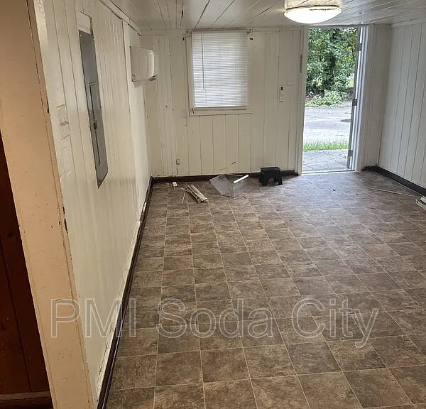 211 E Brooks St #E — Photo 4