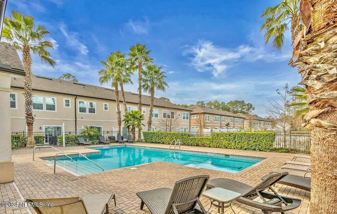 3 bed, 2.5 bath, 1507 sqft, $1,900 — Photo 3