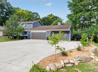 5890 Chickadee Ln, Clarkston, MI 48346