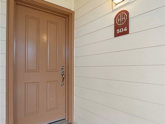 4th image of 320 32nd St #504